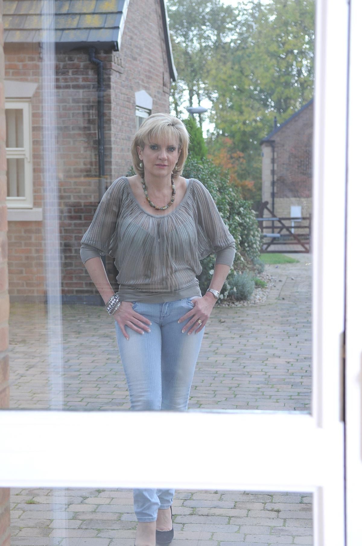 Gill Ellis Young (Lady Sonia) Zuhause aus dem Büro