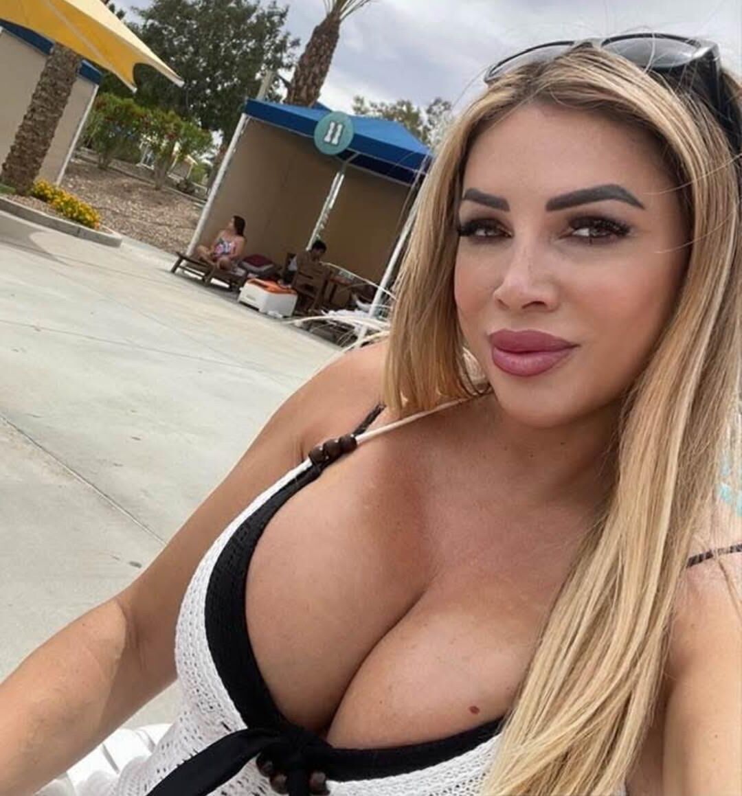 究極のBimbo Milf Mom