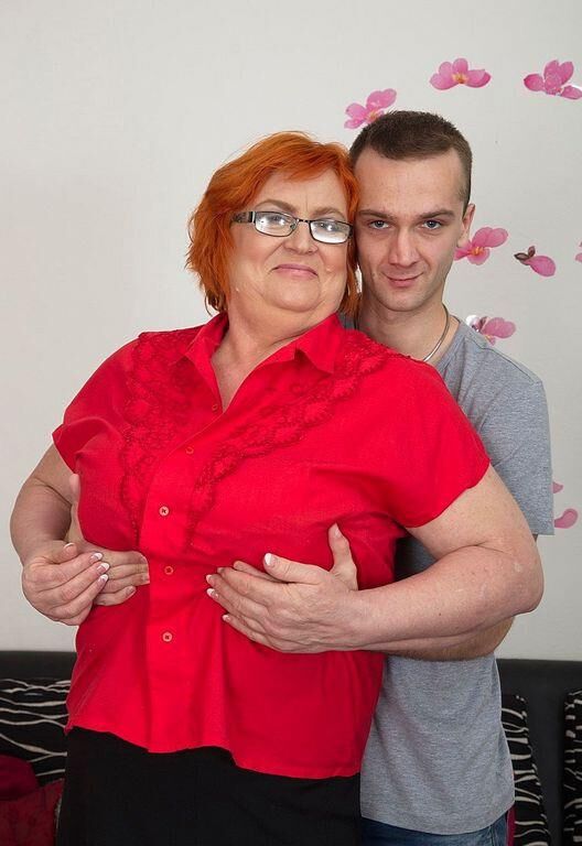 Junge Mann, der die großen Brüste seiner reifen Mutter genießt