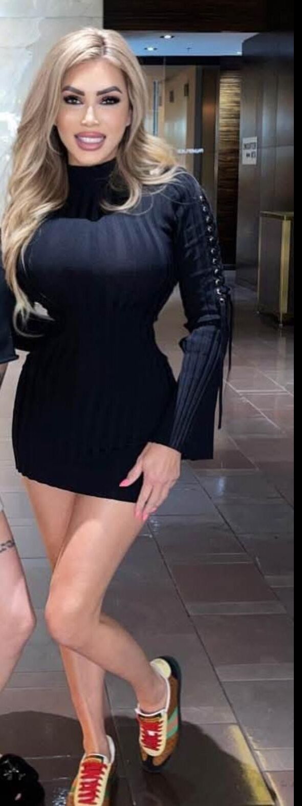 究極のBimbo Milf Mom
