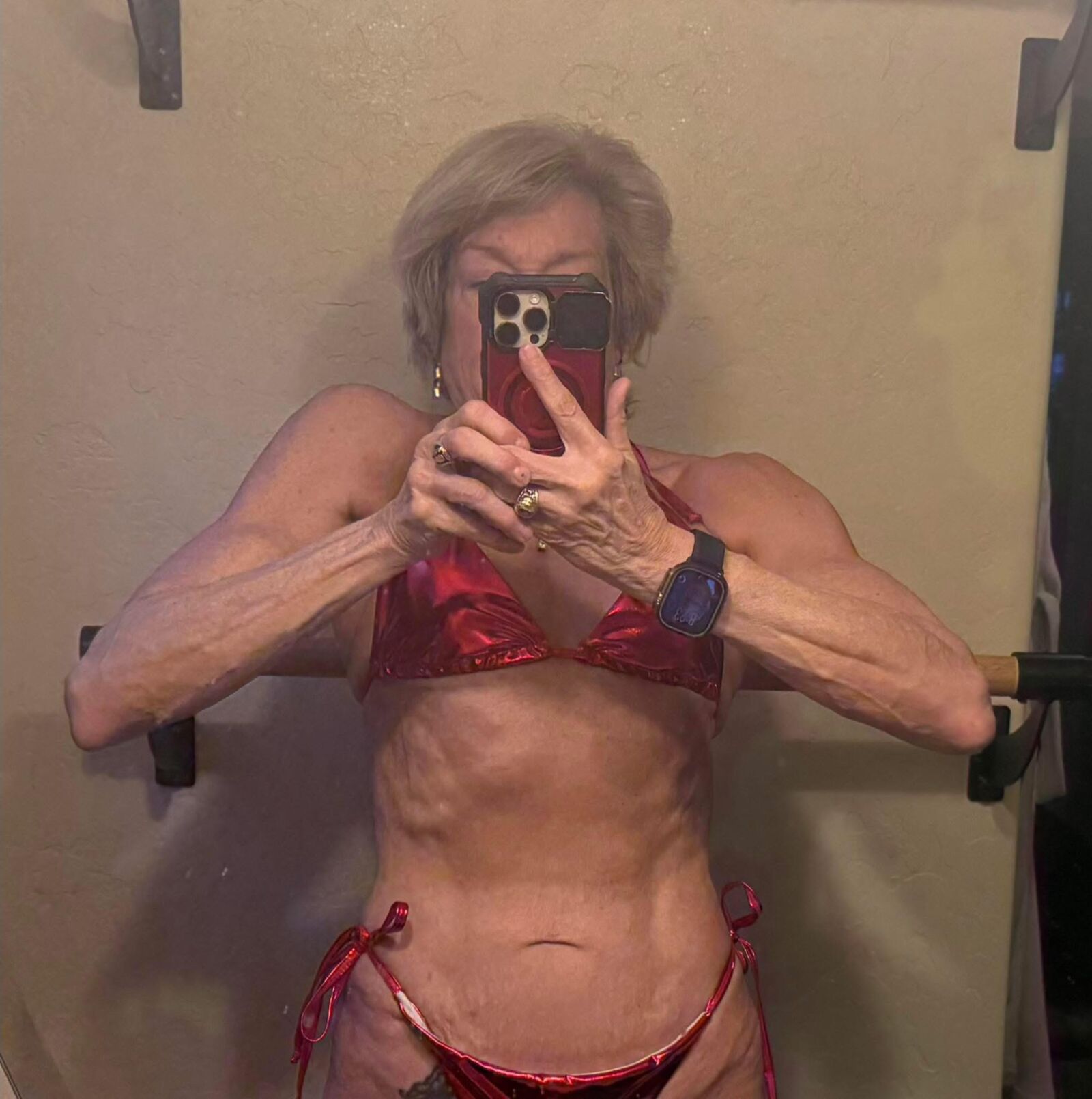 Fit Oma für junge Schwanz