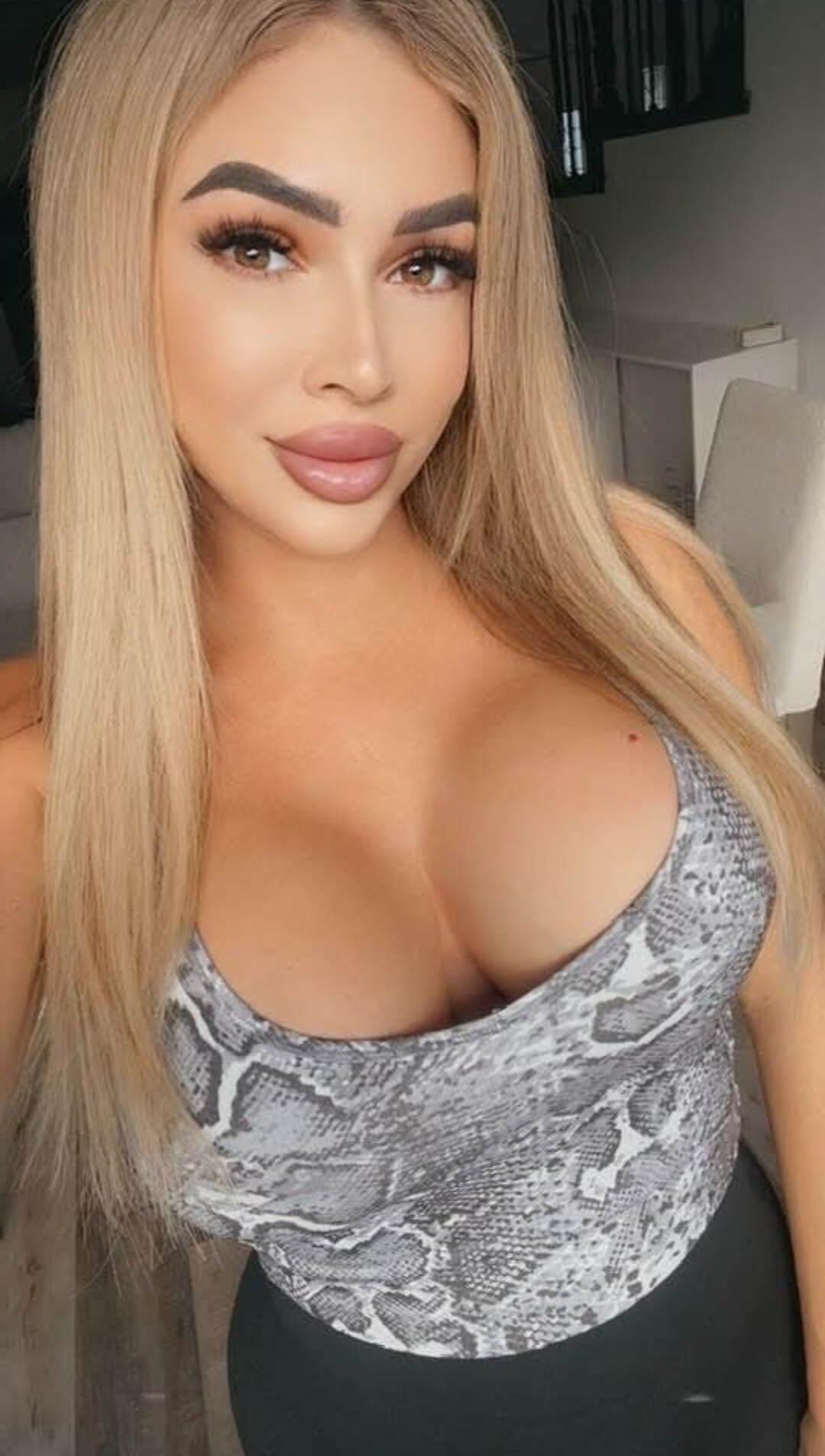 究極のBimbo Milf Mom