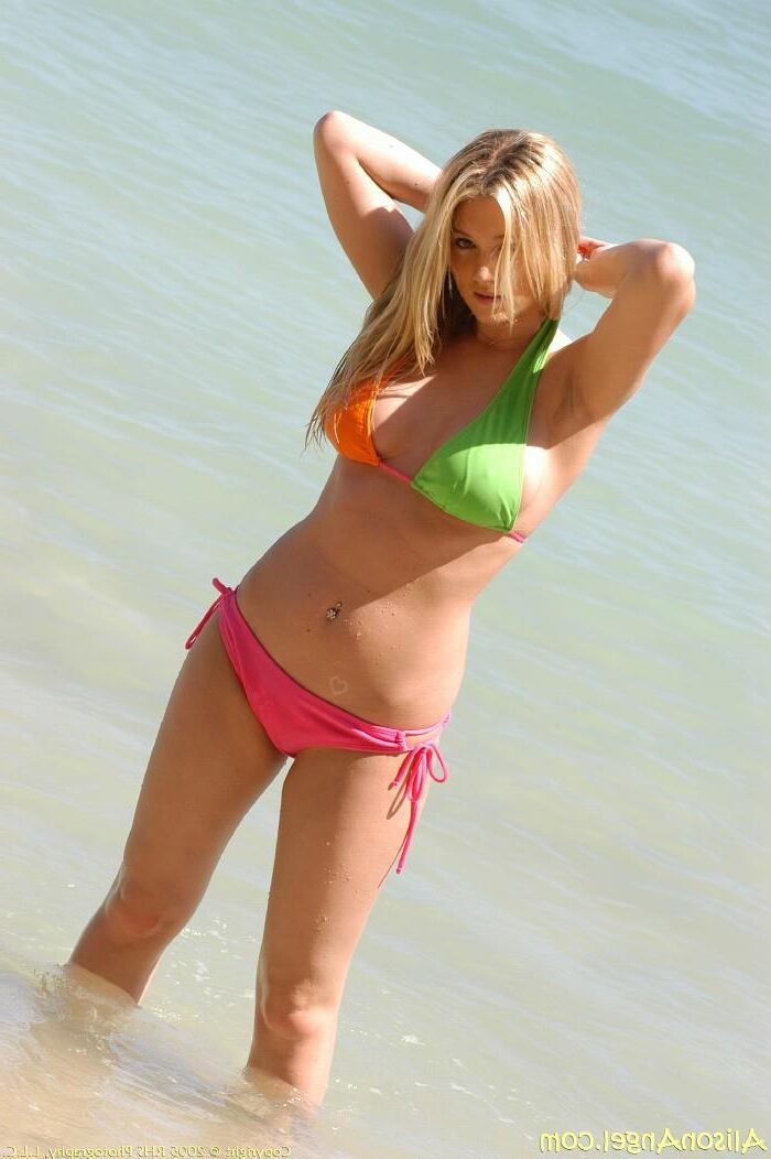 Alison Angel Cooling off with Lia