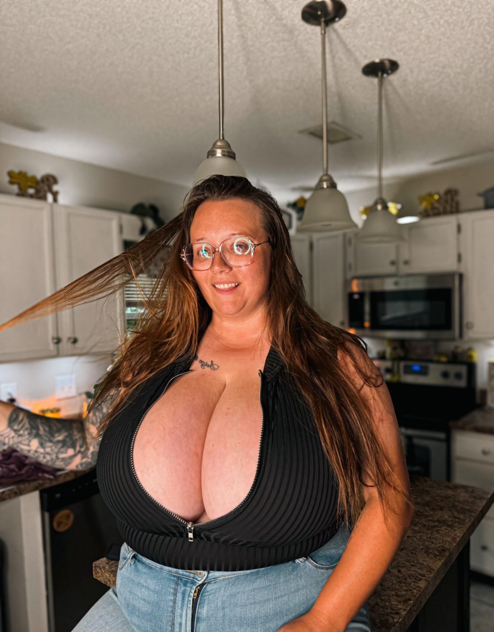 Mama Giant Boobs Big Butt Geiles BBW Girl mit Brille gemischt heiß
