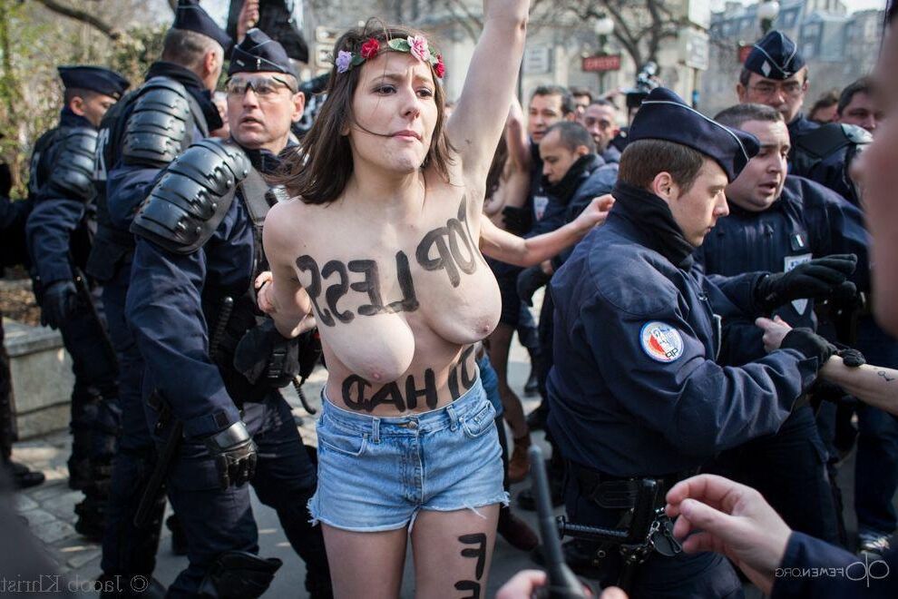 Topless Demonstranten mit schlaffischen Titten ()