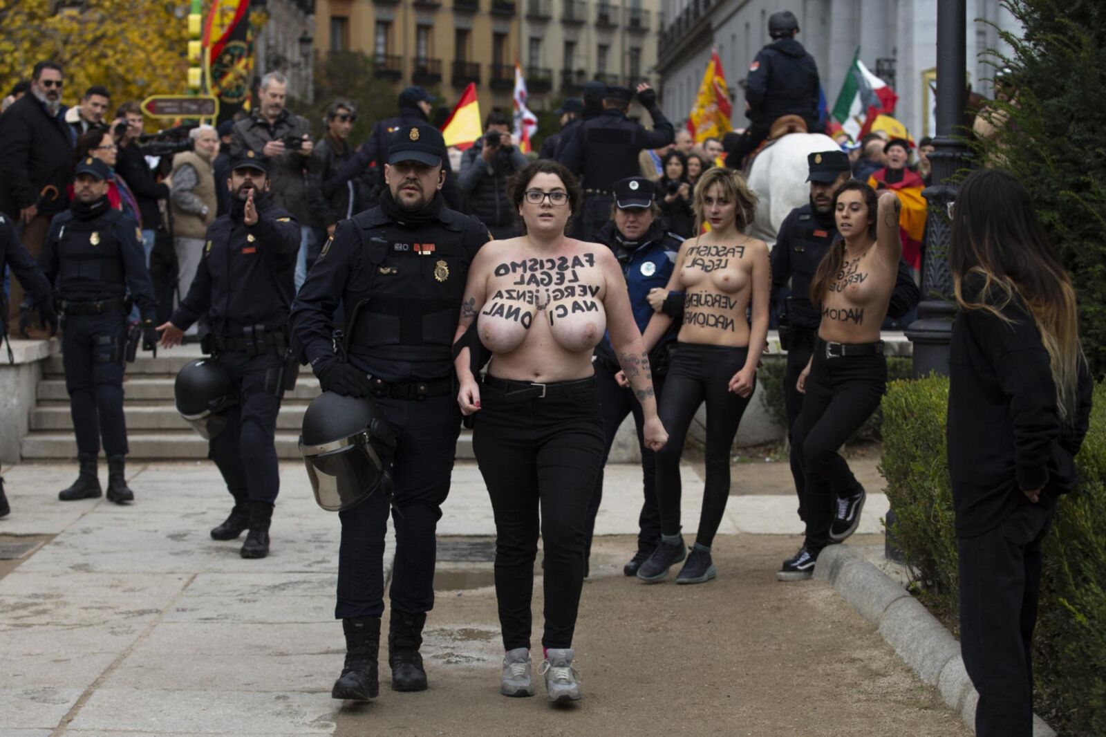 Topless Demonstranten mit schlaffischen Titten ()