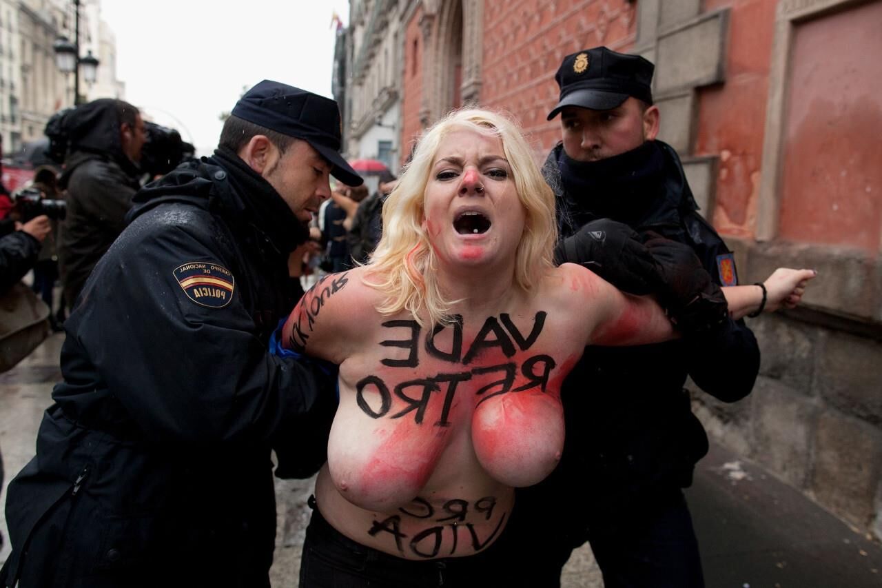 Topless Demonstranten mit schlaffischen Titten ()