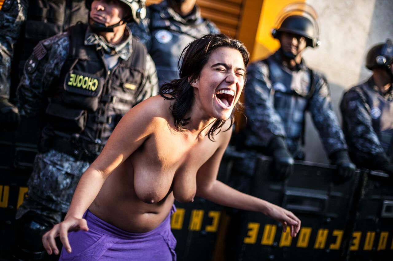 Topless Demonstranten mit schlaffischen Titten ()