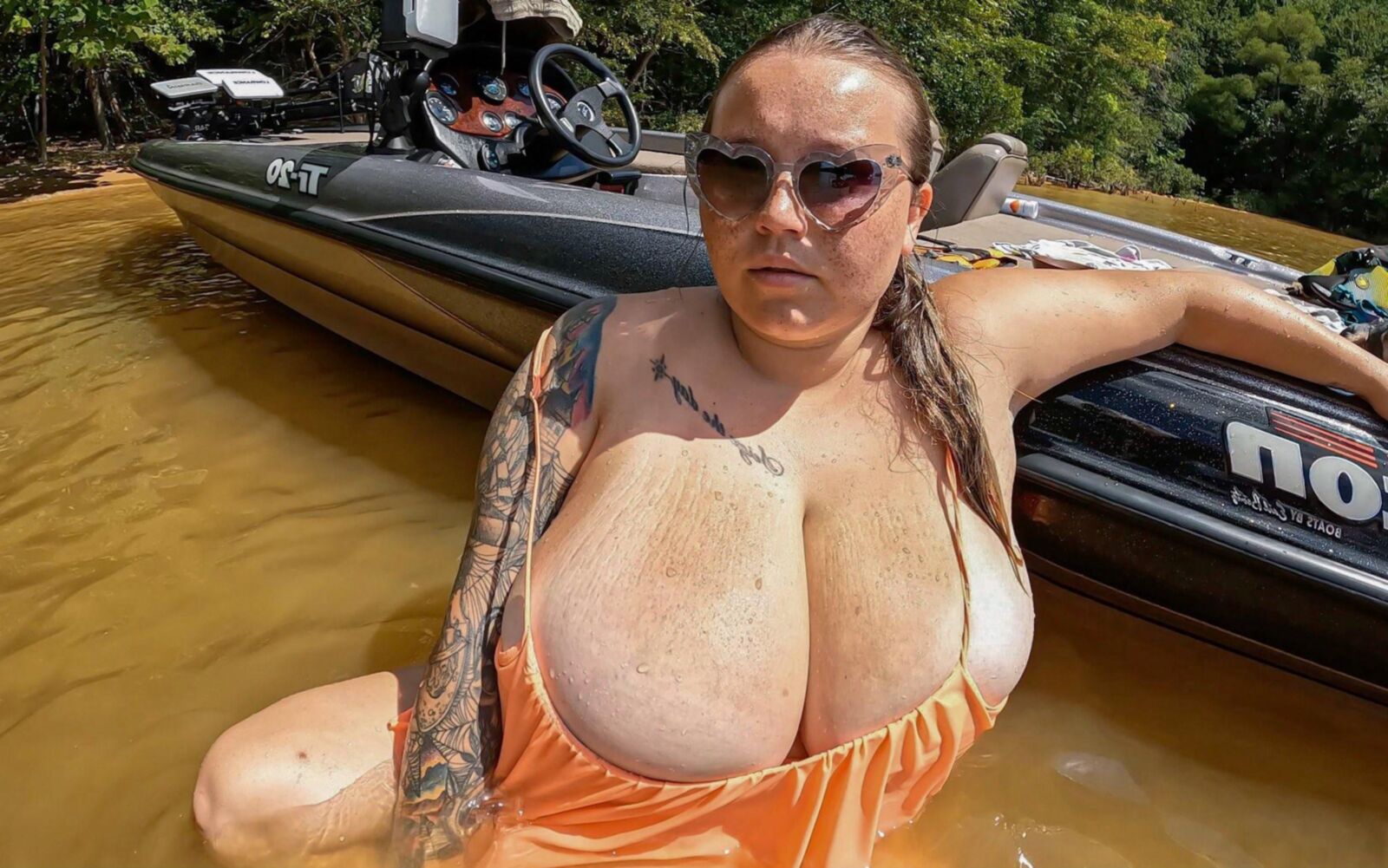 Mama Giant Boobs Big Butt Geiles BBW Girl mit Brille gemischt heiß