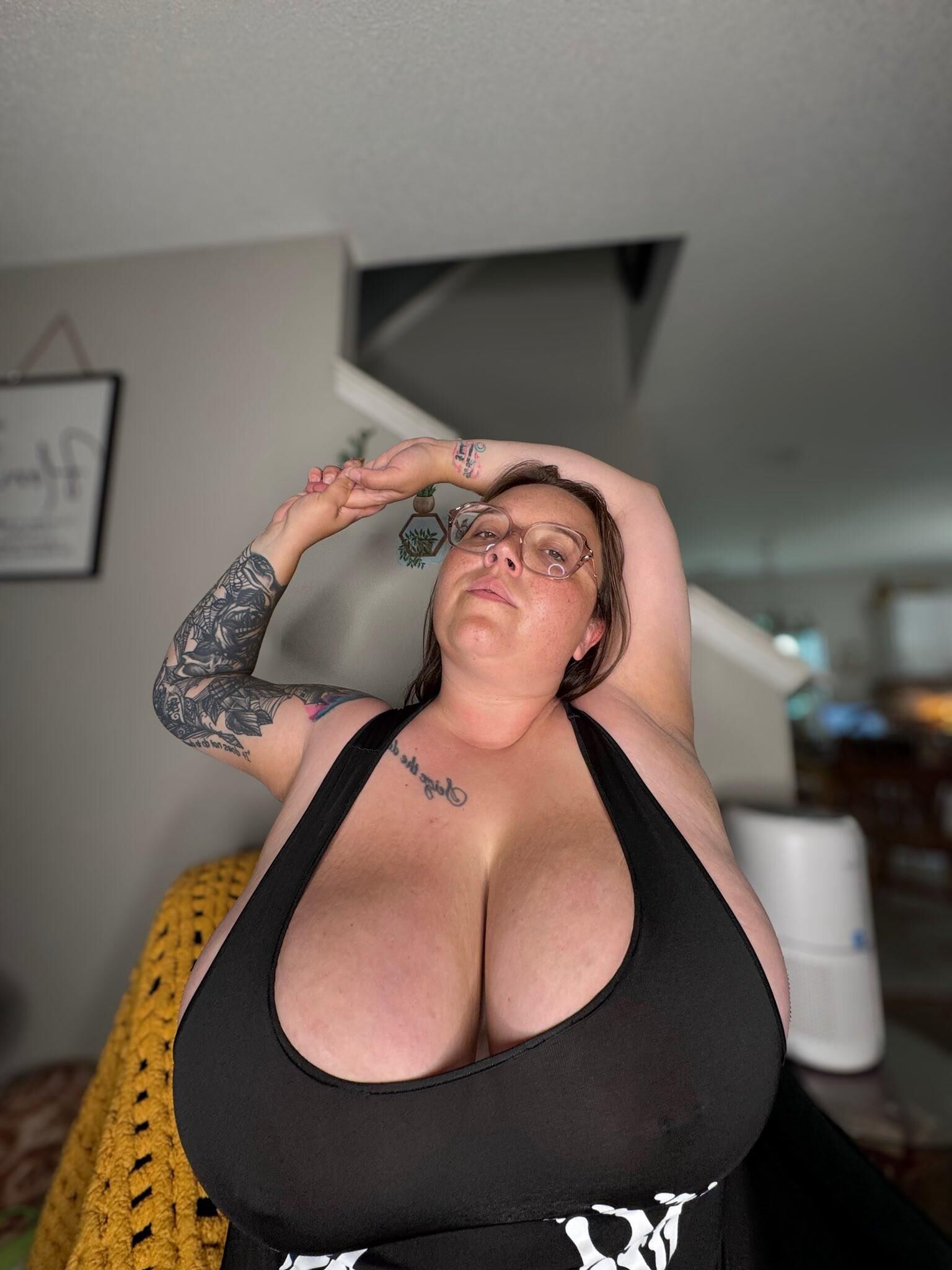 Mama Giant Boobs Big Butt Geiles BBW Girl mit Brille gemischt heiß
