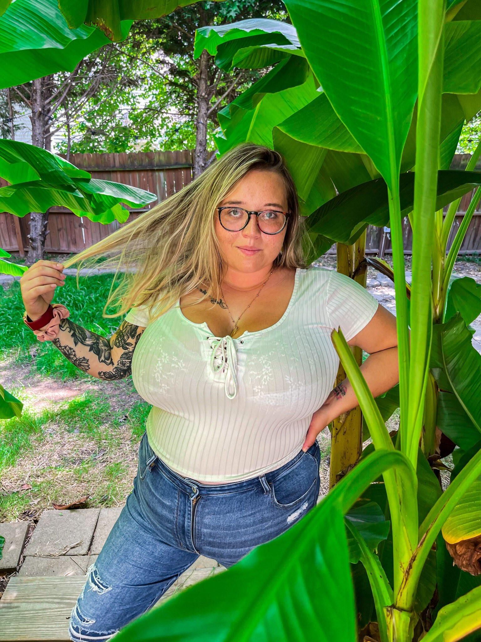 Mama Giant Boobs Big Butt Geiles BBW Girl mit Brille gemischt heiß