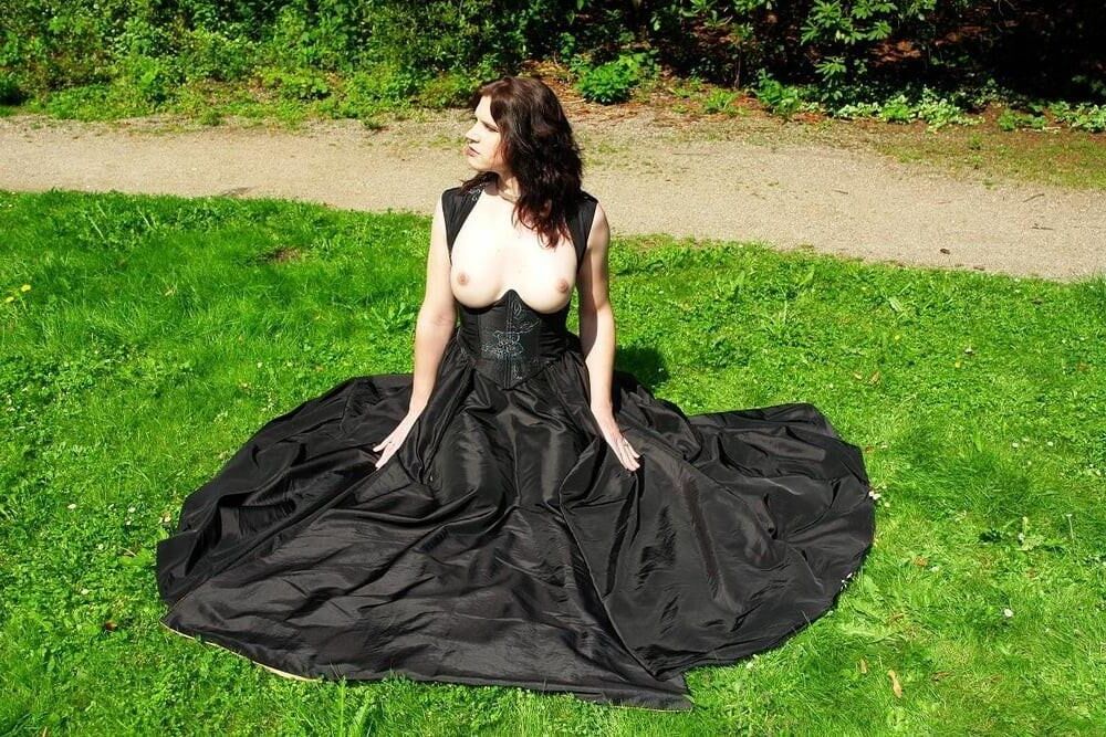 Boobs Out Fashion, AKA Breastless Clothing 