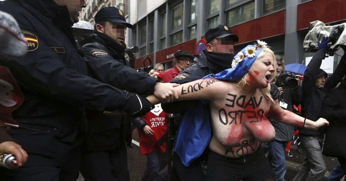 Topless Demonstranten mit schlaffischen Titten ()