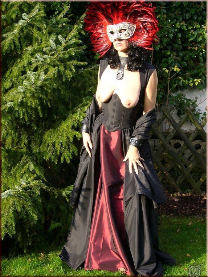Boobs Out Fashion, AKA Breastless Clothing 
