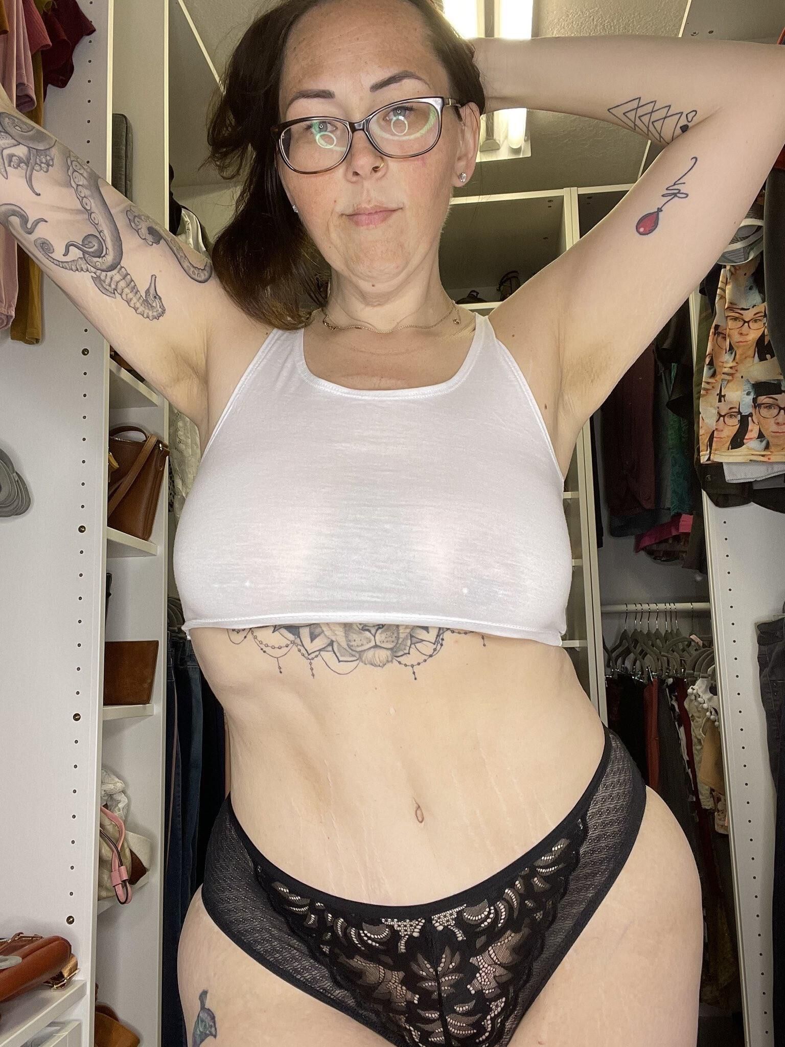 Biene Big Ass Big Saggy Tätowierte Titten milf mit Brille gemischt heiß