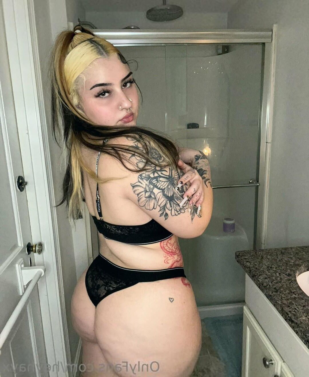 ヘイリービッグバットビッグおっぱいビューティーブルネットBBWガールミックスホットショット