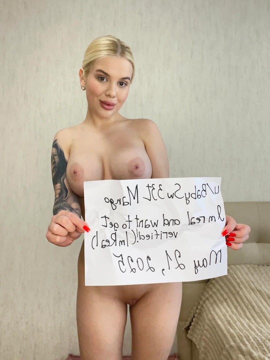 RedditのBabyswtmango Busty Blonde