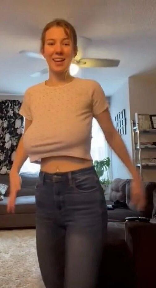 Große Titts unter Outfit