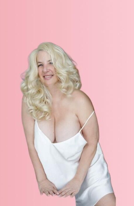 StephanieBusty Canadian BBW Escort