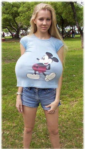 Große Titts unter Outfit