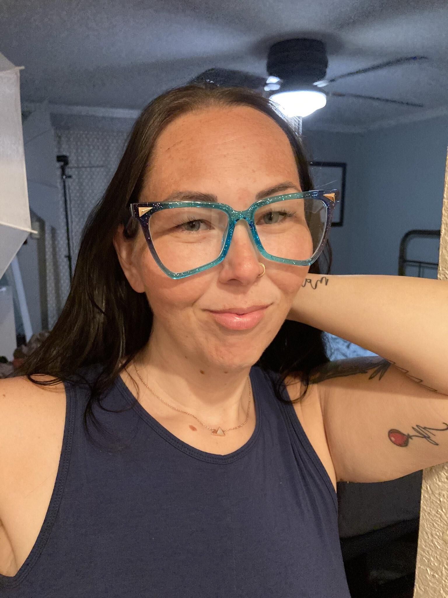 Biene Big Ass Big Saggy Tätowierte Titten milf mit Brille gemischt heiß