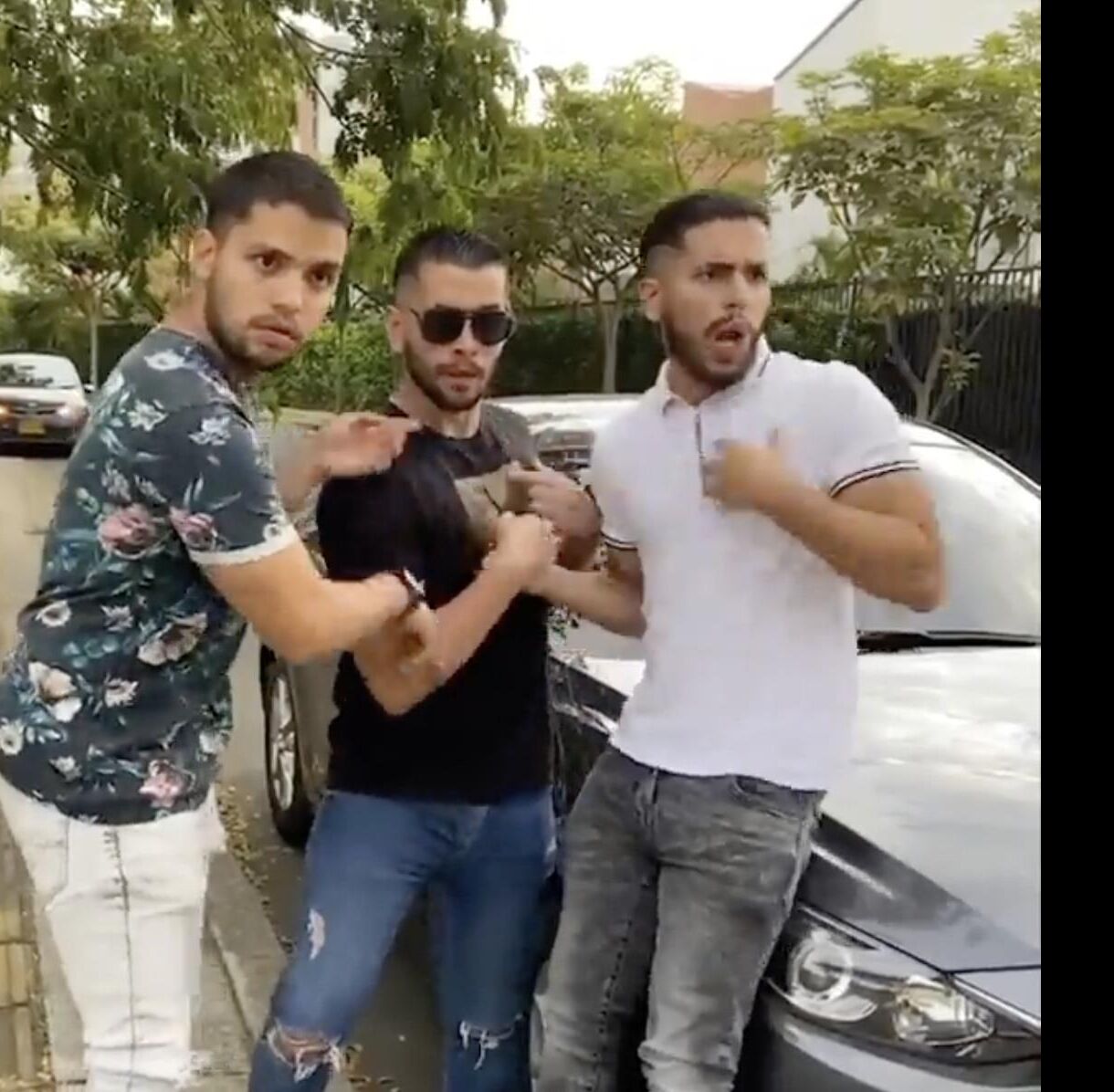Süße Laura Saenz neckt den Boyz an ihrem Geburtstag
