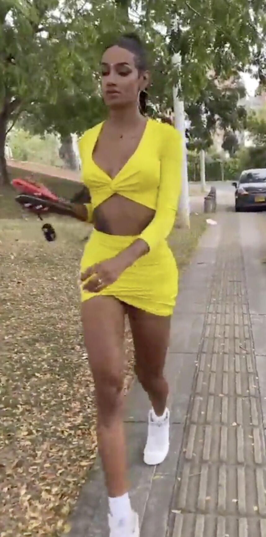 Süße Laura Saenz neckt den Boyz an ihrem Geburtstag