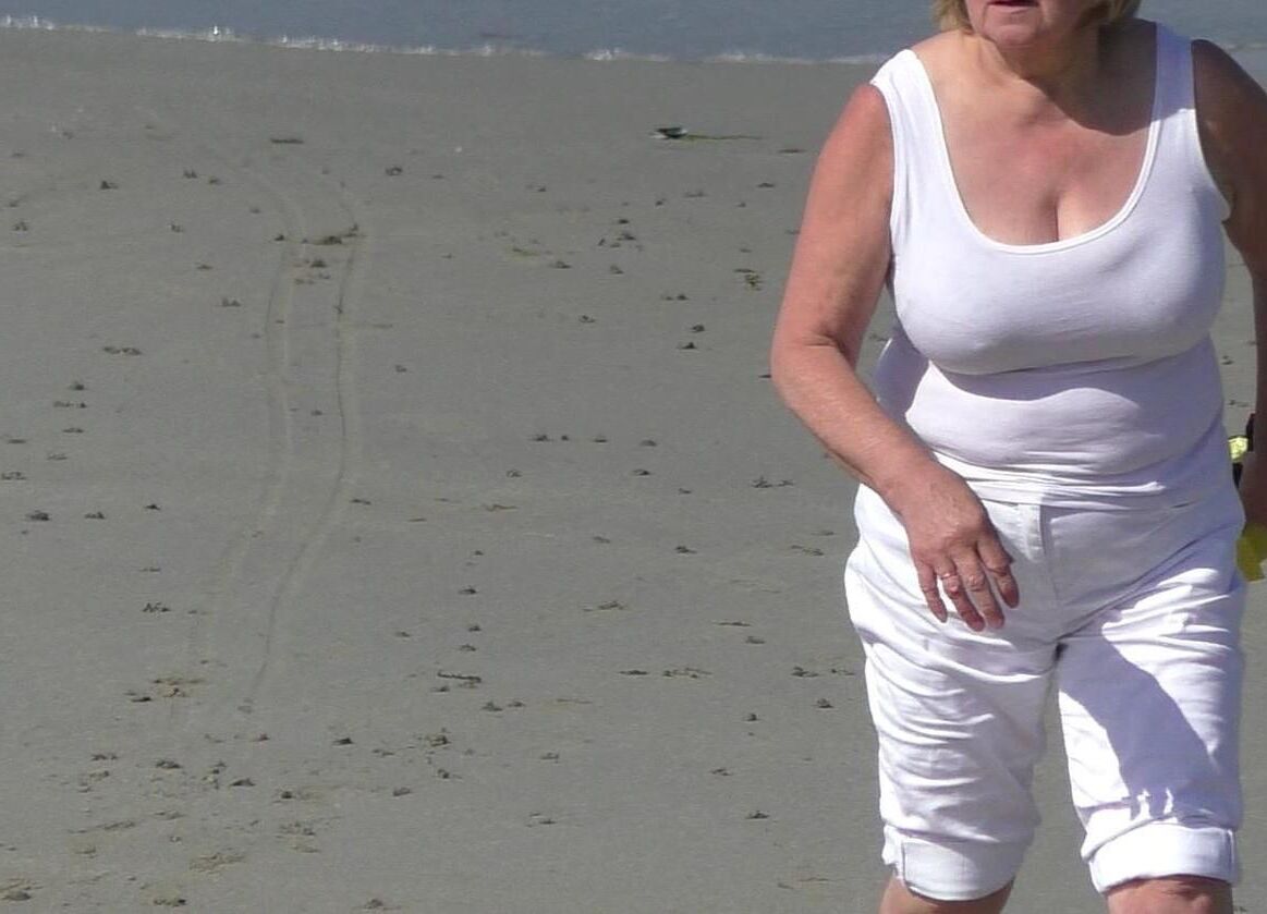 nn vollbusige blonde Oma