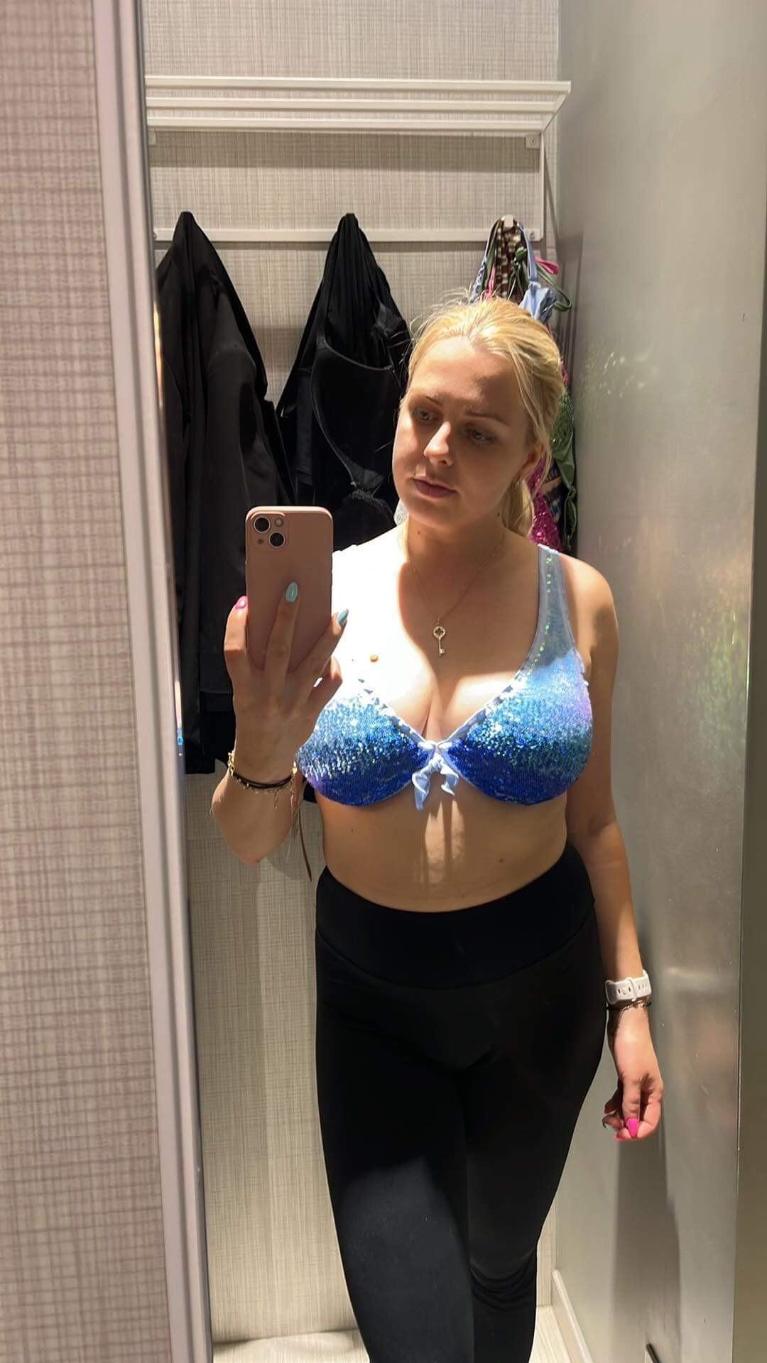 Sexy Blondine mit großen Brüsten