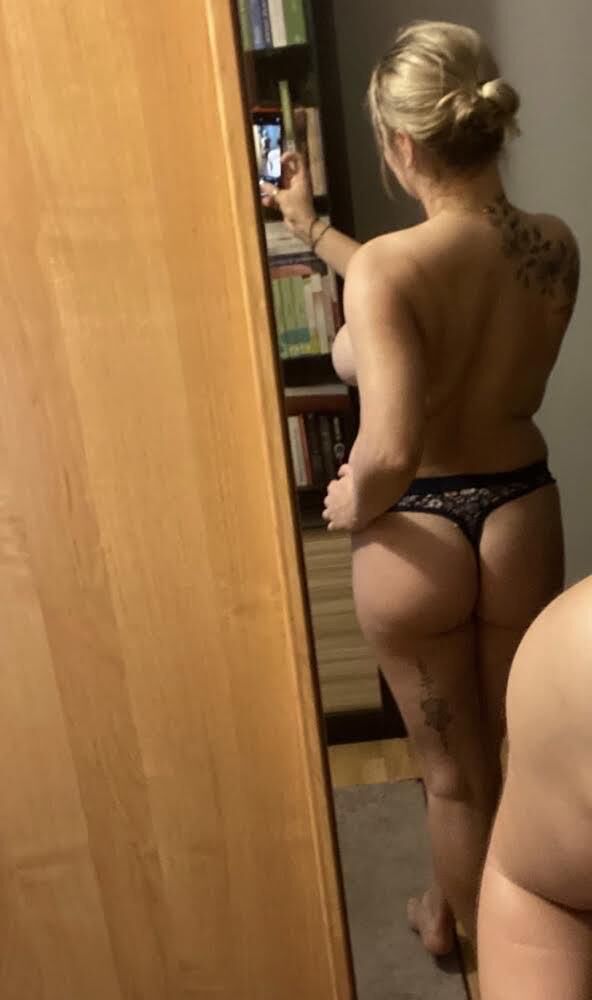 Sexy Blondine mit großen Brüsten