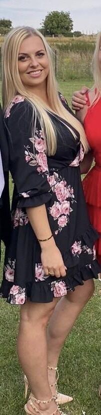 Sexy Blondine mit großen Brüsten