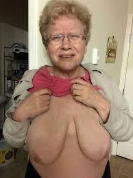 Tetas caídas en casa