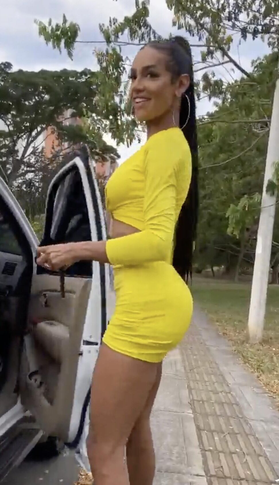 Süße Laura Saenz neckt den Boyz an ihrem Geburtstag