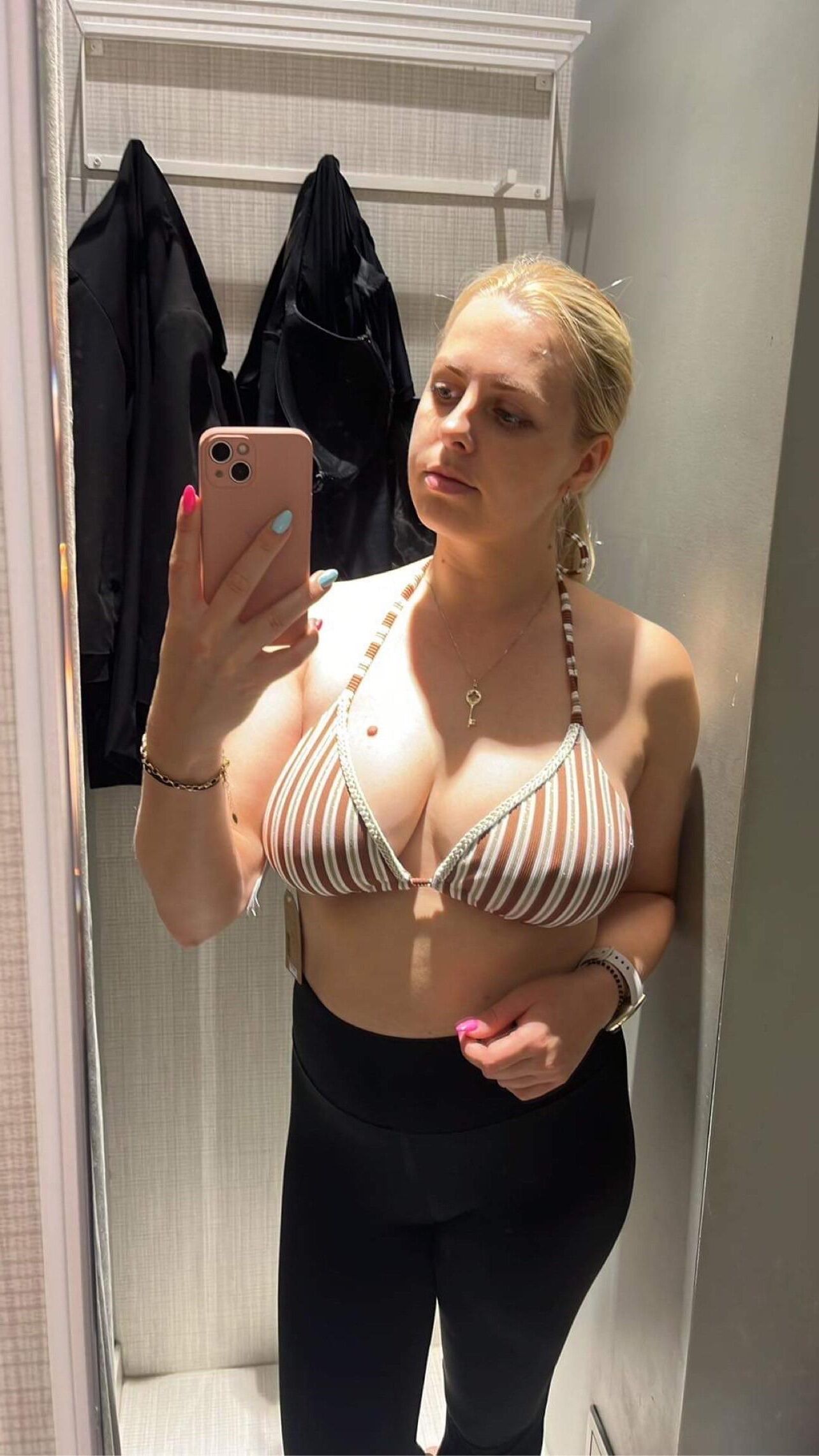 Sexy Blondine mit großen Brüsten