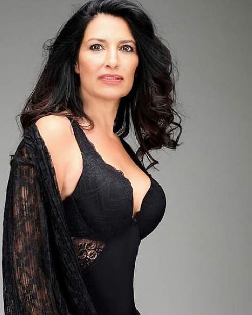 Modelo maduro de Raquel Simon
