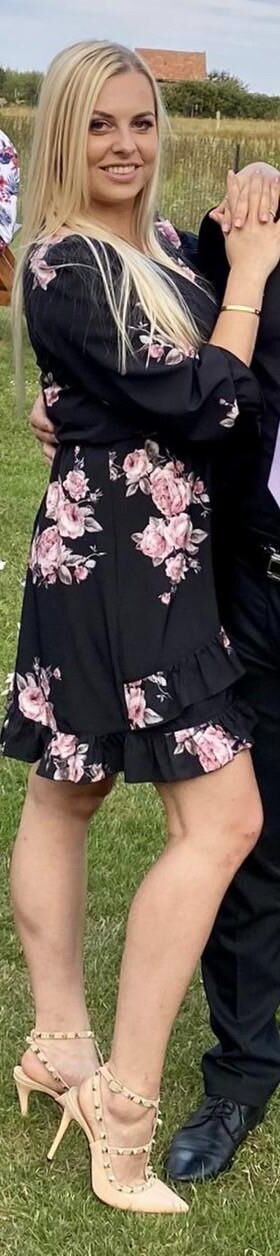 Sexy Blondine mit großen Brüsten
