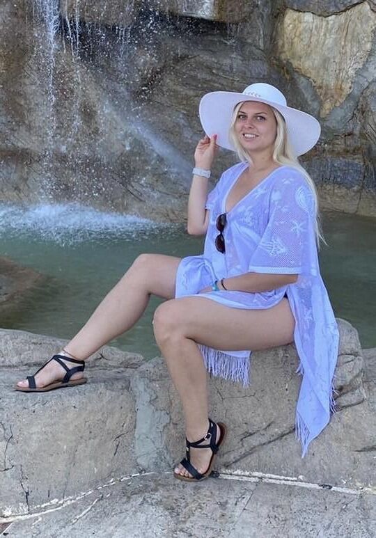 Sexy Blondine mit großen Brüsten