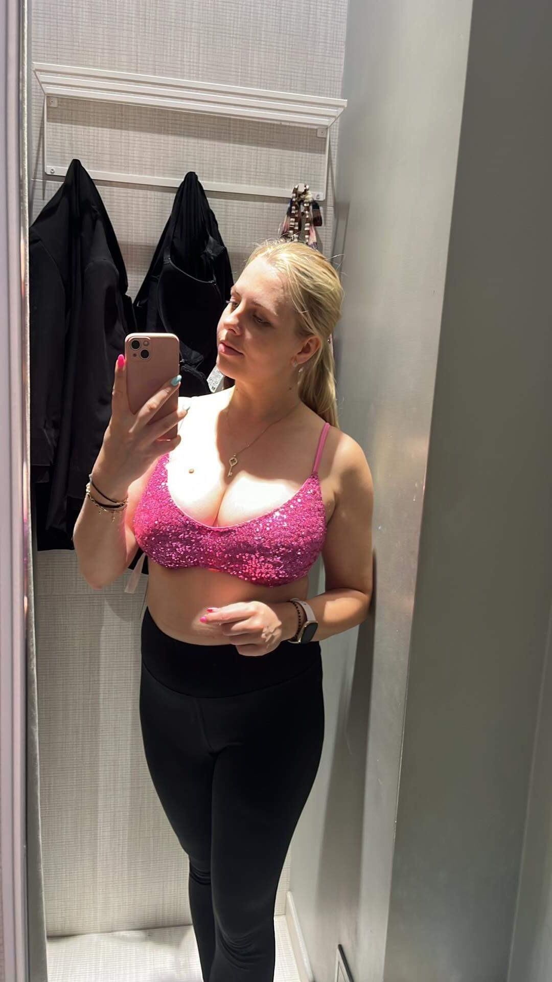 Sexy Blondine mit großen Brüsten