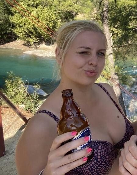 Sexy Blondine mit großen Brüsten