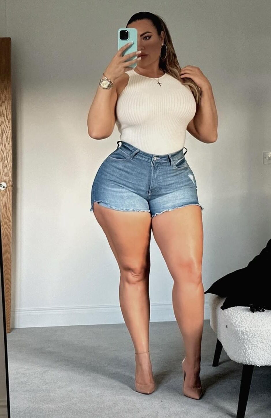 Curvy goddess Hannah 