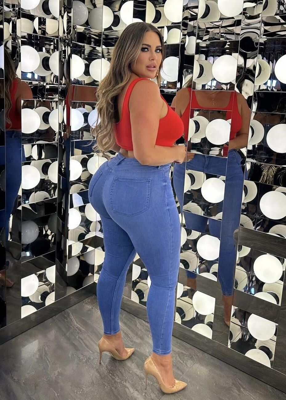 Curvy goddess Hannah 