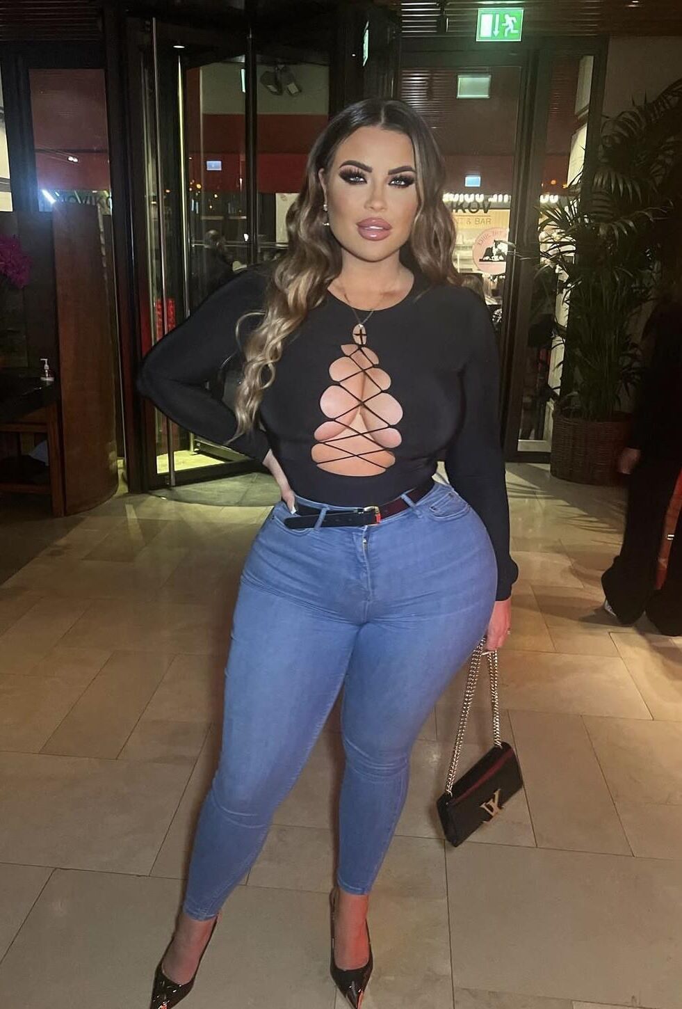 Curvy goddess Hannah 