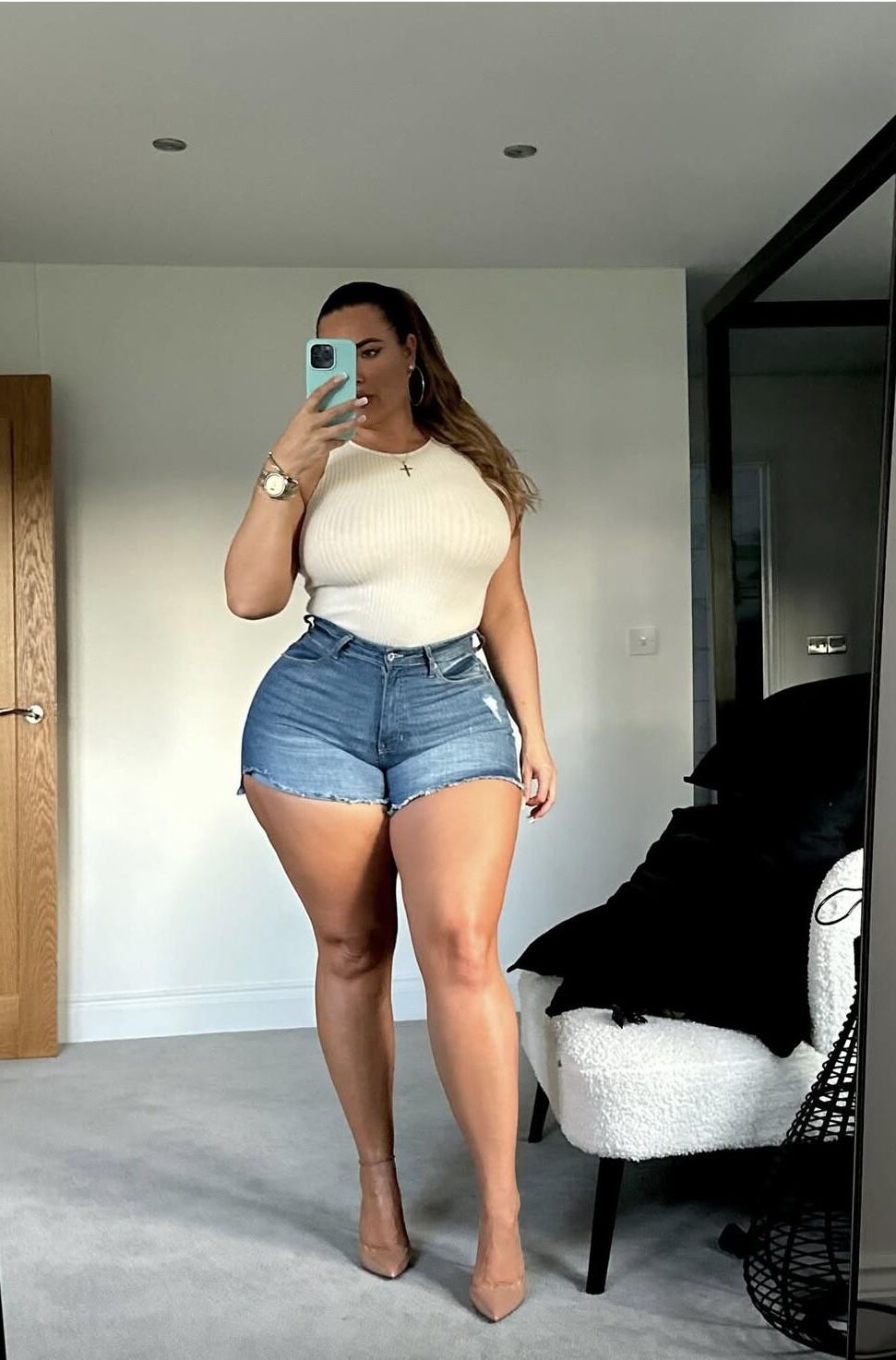 Curvy goddess Hannah 