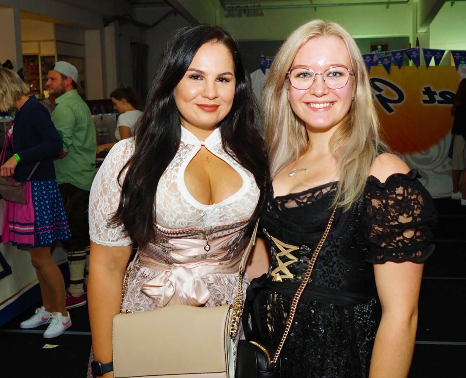Fesche Madln im Dirndl zum Vierhundertviert`n