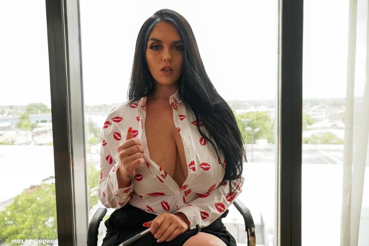 Queens of Cleavage