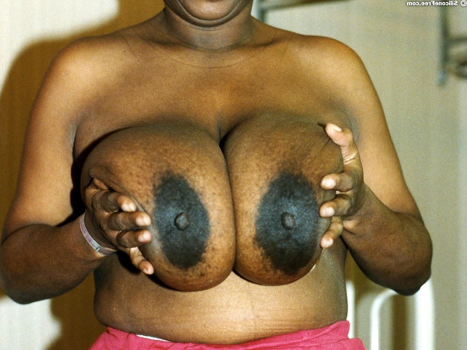 Cindy Busty schwarzes Mädchen in einem roten Oberteil und Hosen