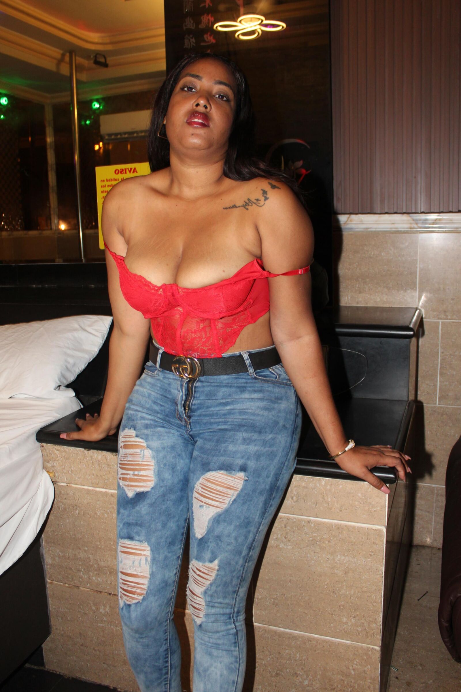 Attraktive reife vollbusige Latina Milf in roten Dessous und Jeans