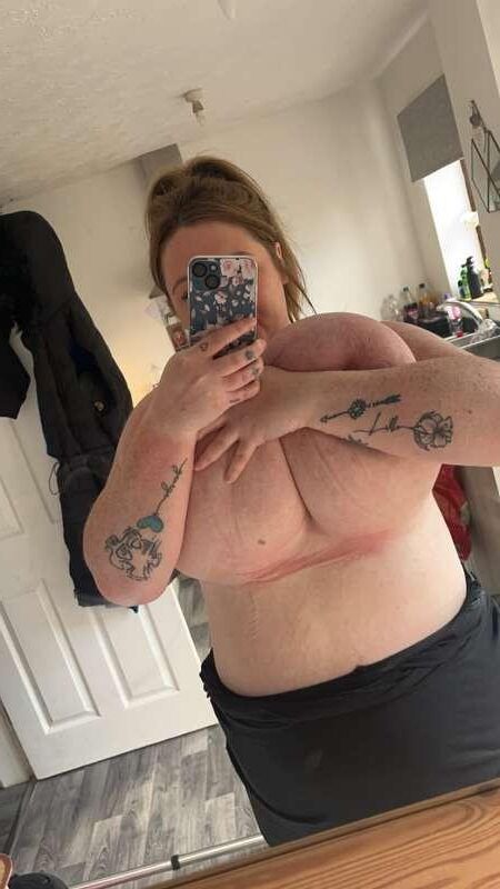 Kurze MILF, riesige Saggers