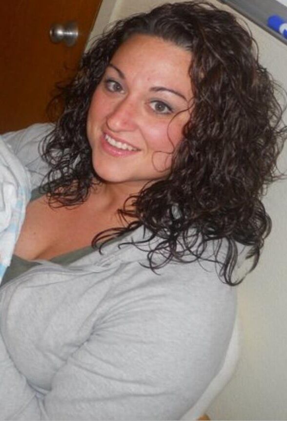 Plus Size Curly Haired BRUNETTE MILF mit großen Titten