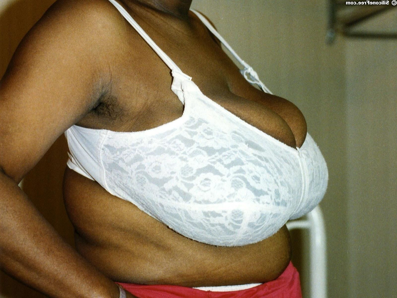 Cindy Busty schwarzes Mädchen in einem roten Oberteil und Hosen